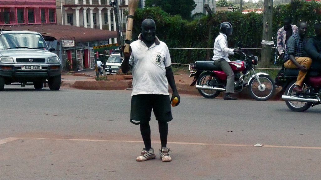 joseph-gluecklich-bei-der-arbeit-uganda-ugandaleaks